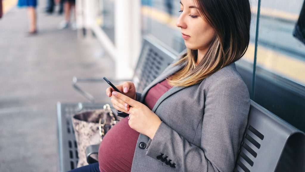 can pregnant woman travel in train